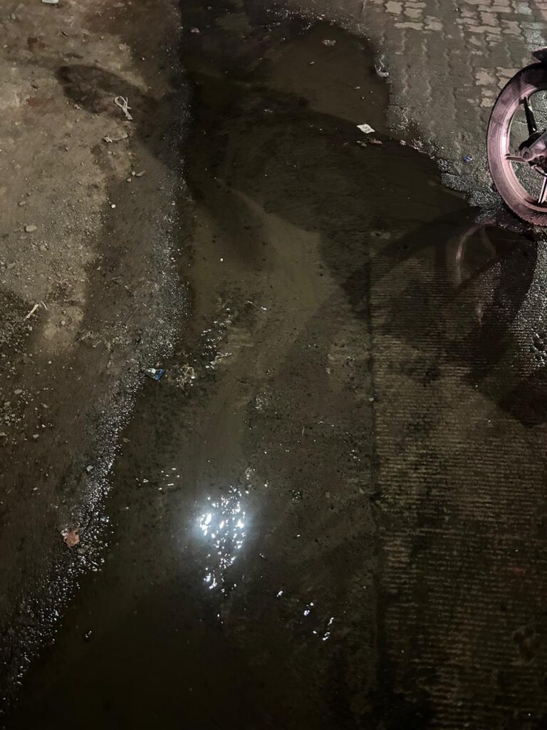 विश्रांतवाडी-धानोरी मुख्य रस्त्यावर ड्रेनेजची ‘गंगा’; महापालिकेच्या दुर्लक्षामुळे नागरिक हैराण
